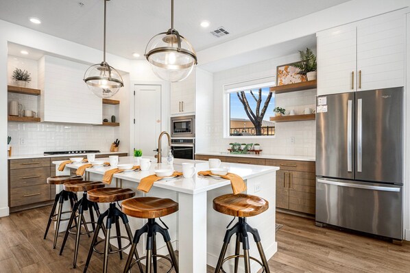 Refrigerador, microondas, horno y parrilla de estufa 