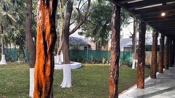 Caja de seguridad en la habitación y tabla de planchar con plancha