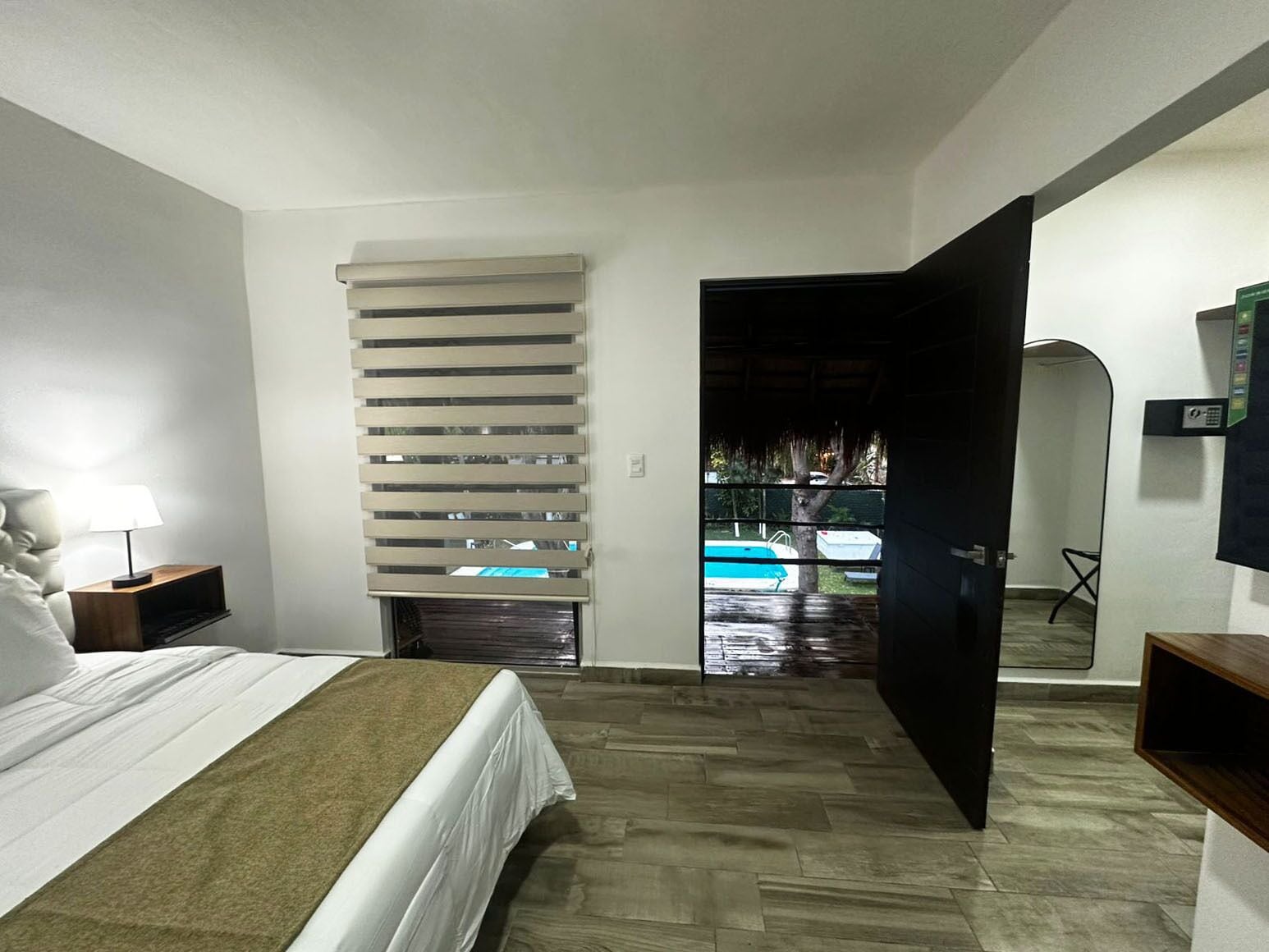 Deluxe Room, 1 King Bed, Balcony, Garden View