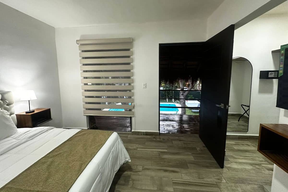 Deluxe Room, 1 King Bed, Balcony, Garden View