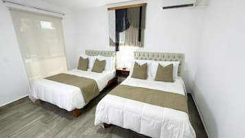 Habitación Confort, 2 camas matrimoniales, vista al jardín | Caja de seguridad en la habitación y tabla de planchar con plancha