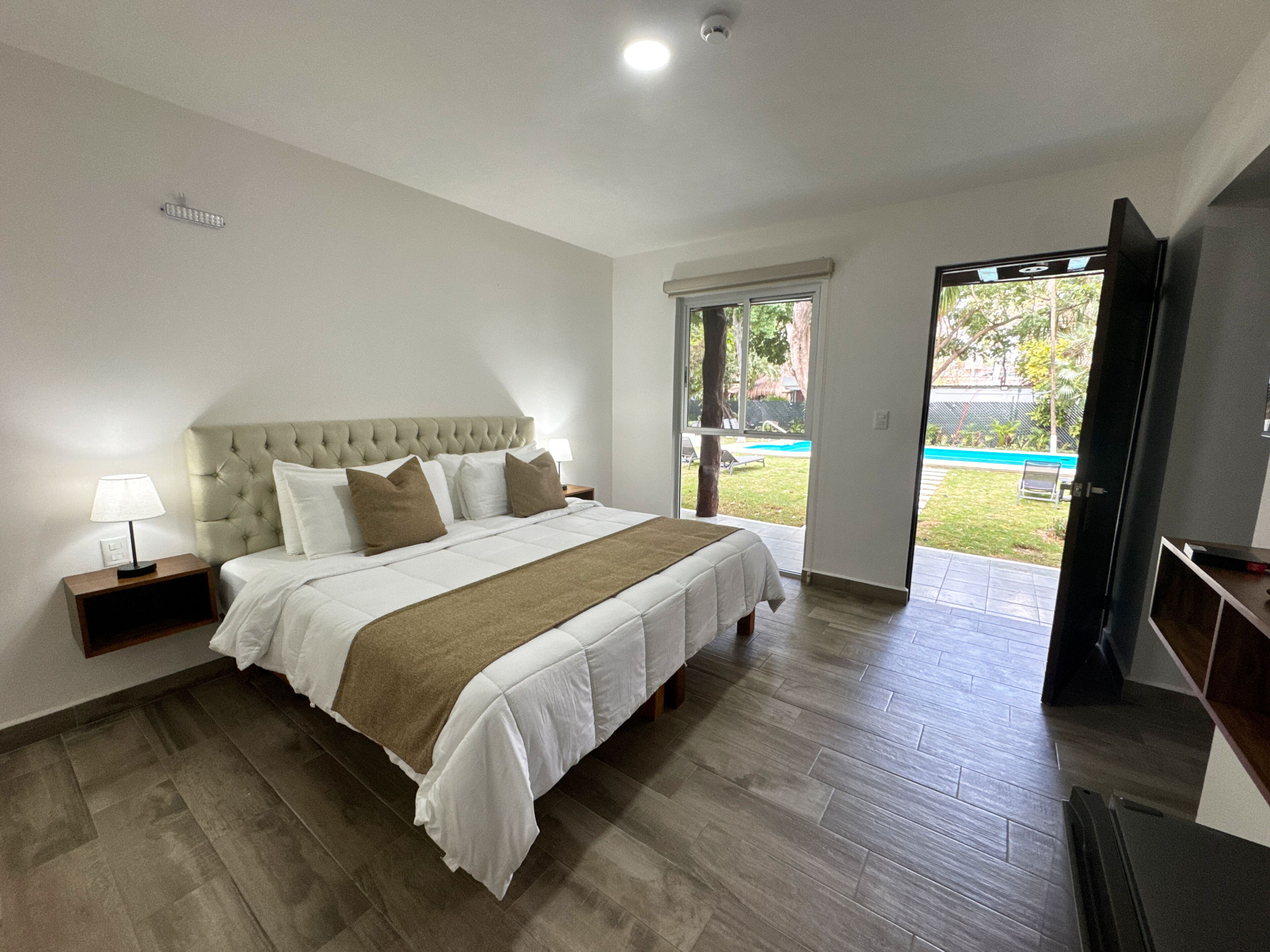 Comfort Room, 1 King Bed, Garden View | Hypo-allergenic bedding, in-room safe, iron/ironing board