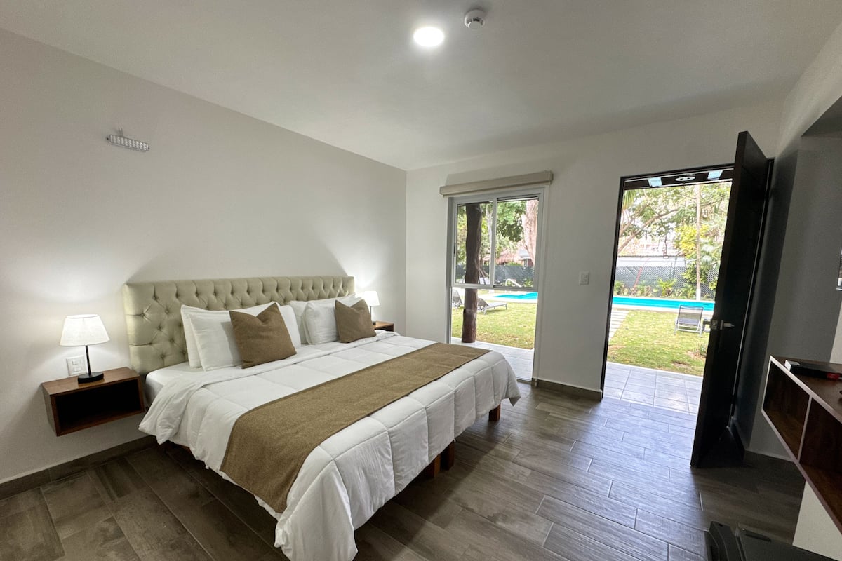 Chambre Confort, 1 trÚs grand lit, vue jardin | Literie hypoallergénique, coffres-forts dans les chambres