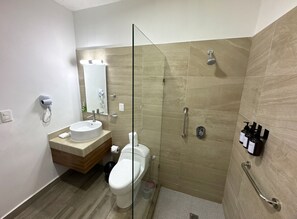 Comfort Room, 1 King Bed, Garden View | Bathroom | Hair dryer, towels, soap, shampoo - Marelle Hotel Boutique (Playa del Carmen)