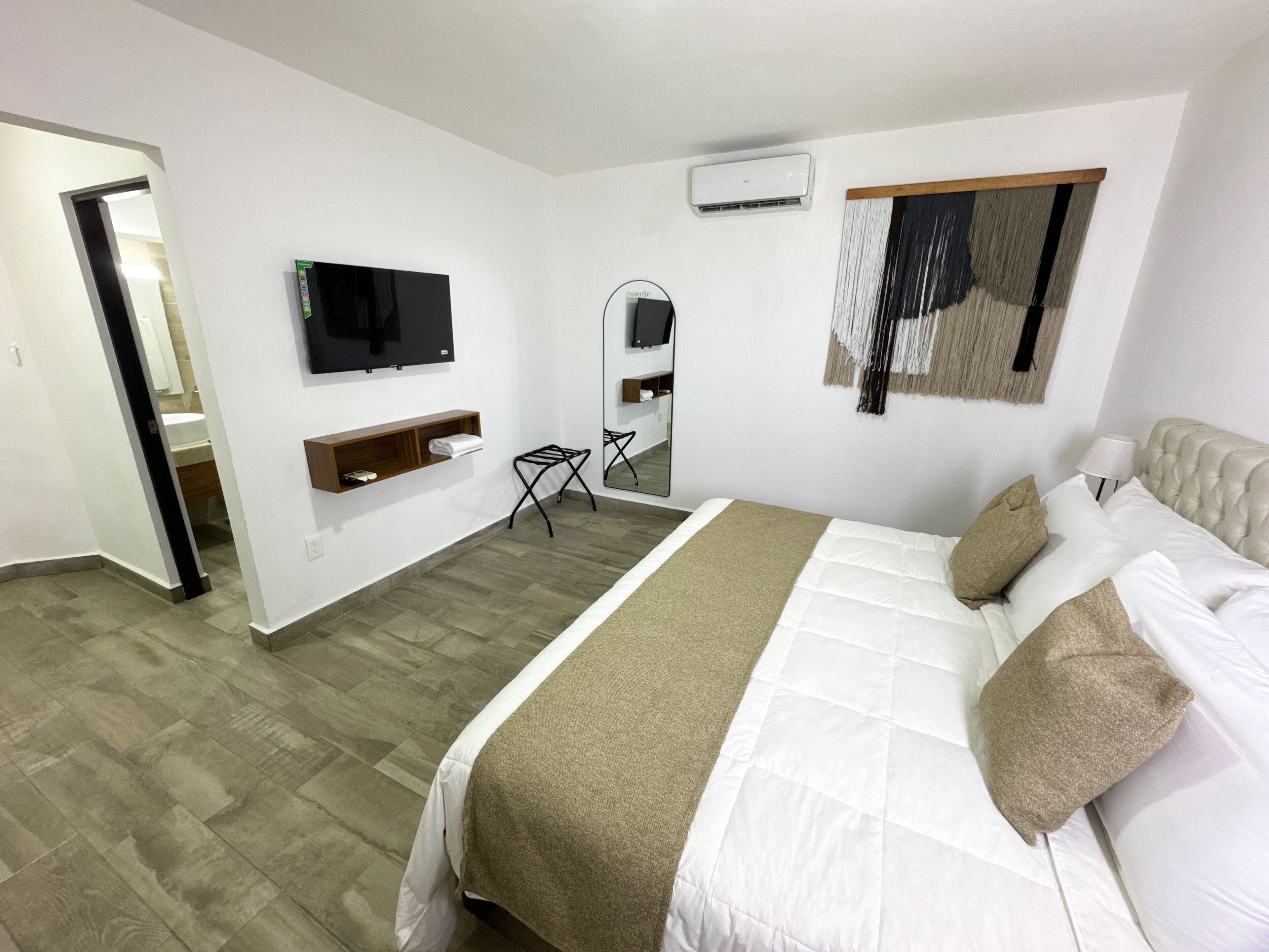 Comfort Room, 1 King Bed, Garden View