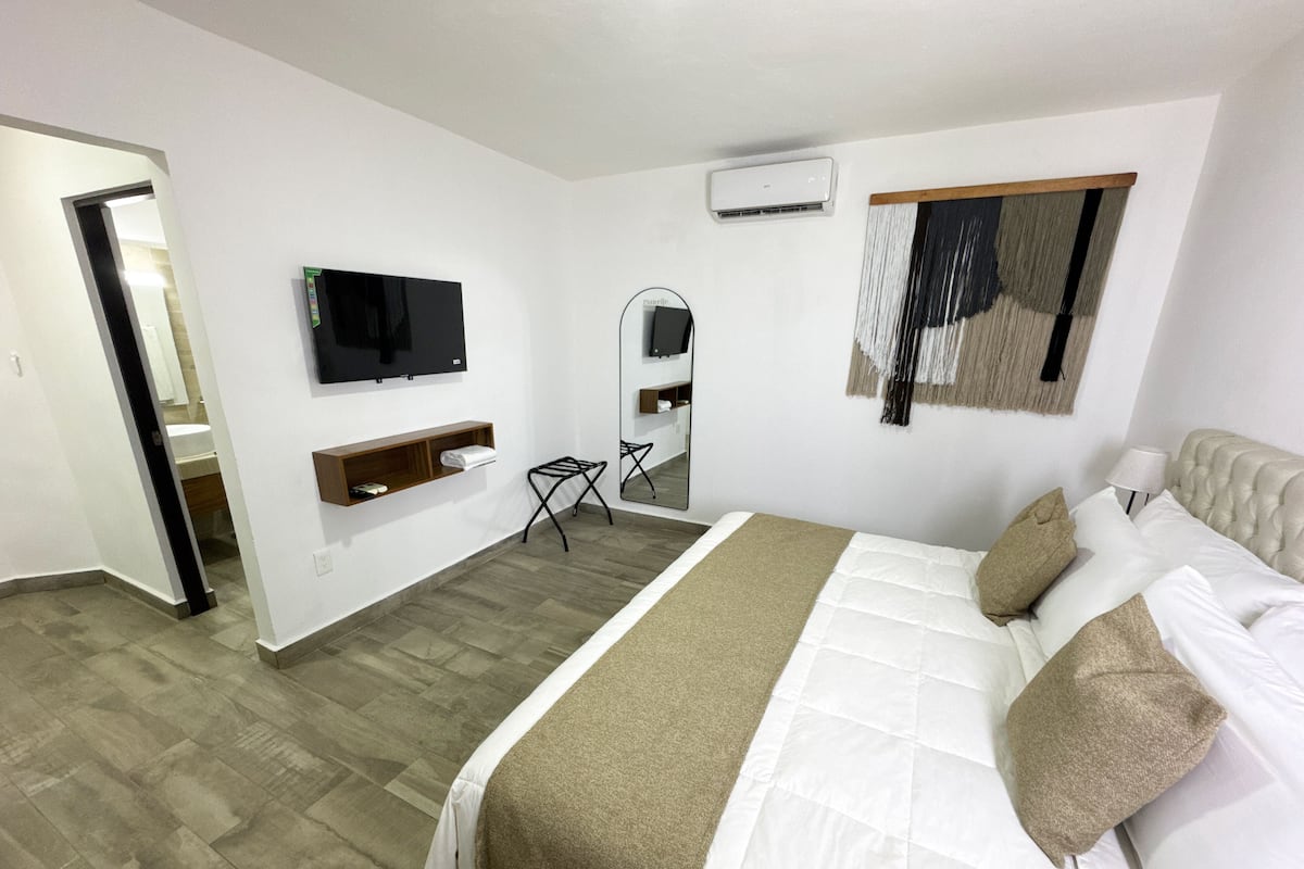 Comfort Room, 1 King Bed, Garden View | Hypo-allergenic bedding, in-room safe, iron/ironing board