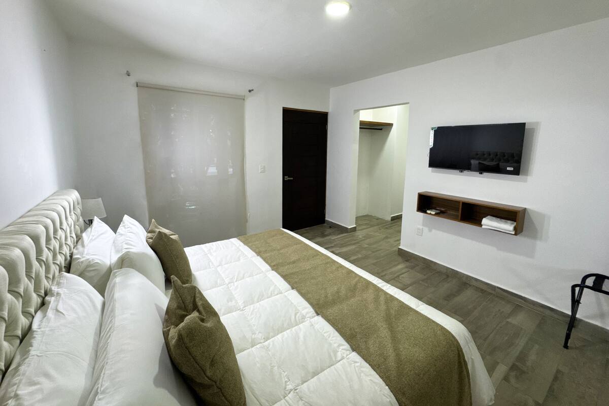 Comfort Room, 1 King Bed, Garden View | In-room safe, iron/ironing board, free WiFi