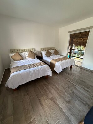 Quarto casal luxo, 2 camas de casal, sacada, vista para o jardim | Roupas de cama antialérgicas, cofres nos quartos