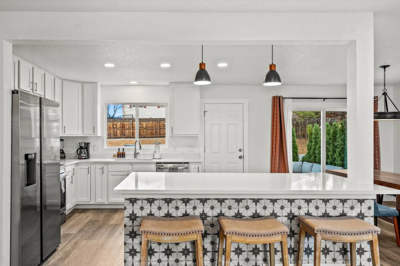 Kylskåp, mikrovågsugn, ugn och spishäll