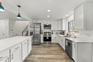 Een koelkast, een magnetron, een oven, een kookplaat