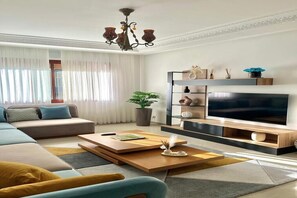 Smart TV, books - Elegance - Peace and quiet in the heart of the city (Tanger)
