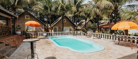 15 sisäuima-allasta, 15 ulkouima-allasta