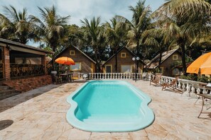 15 piscinas internas, 15 piscinas externas