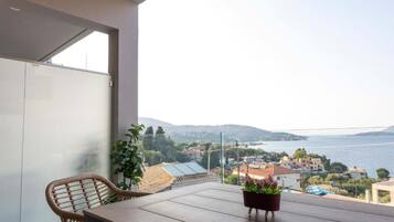 Appartement Deluxe, balcon, vue mer | Restauration extérieure