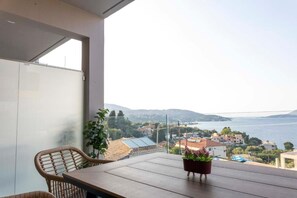 Deluxe-lejlighed - balkon - havudsigt | Udendørs spisemuligheder