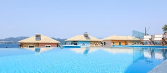 Red Bee Apartment Sea View