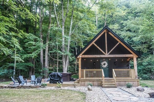 Adorable 2-bedroom cabin on the edge of the Hocking Hills
