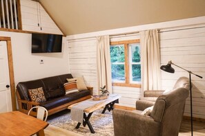 TV - Adorable 2-bedroom cabin on the edge of the Hocking Hills (Londonderry)