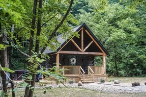 Exterior - Adorable 2-bedroom cabin on the edge of the Hocking Hills (Londonderry)