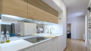 Eine moderne Küche mit einer zentralen Kochinsel, einer doppelten Spüle und Holzschränken.