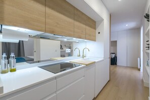 Fridge, microwave, oven, stovetop - Gran Vía, NEW, 2BR 1BTH. Elevator (Madrid)
