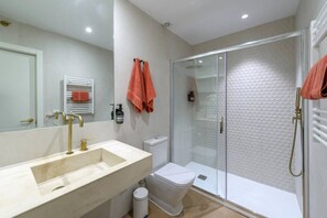 Hair dryer, towels - Gran Vía, NEW, 2BR 1BTH. Elevator (Madrid)