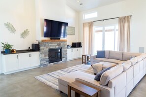 TV, lareira, escritórios