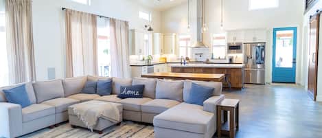 Una televisión, una chimenea, una oficina