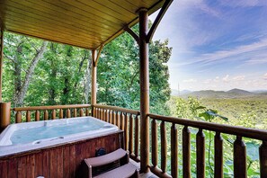 Outdoor spa tub - A Cozy Smoky Mountain Escape w/ Views (Sevierville)