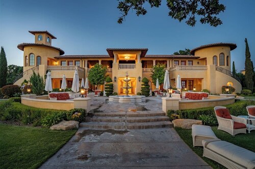 Luxe Romantique Villa – Full East Side with Pool