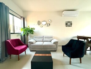 TV - Cozy Modern Retreat with Pool (La Paz)