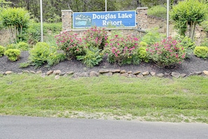 Schild für das Douglas Lake Resort, umgeben von angelegten Gärten und einer Steinmauer.