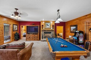 Televisión, chimenea, videojuegos y tenis de mesa 