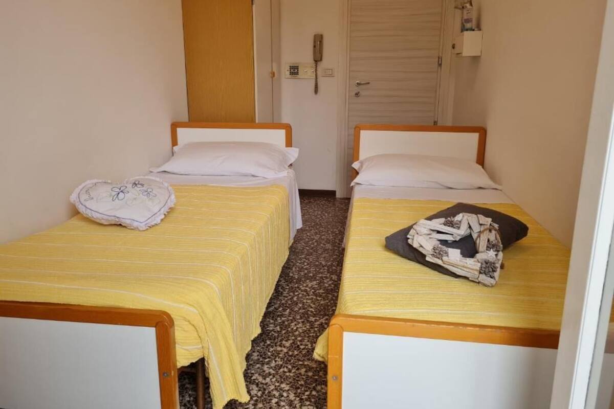 Classic Twin Room | In-room safe, desk, blackout drapes, iron/ironing board