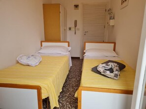 Classic Twin Room | In-room safe, desk, blackout drapes, iron/ironing board - Hotel Marconi Miramare (Rimini)