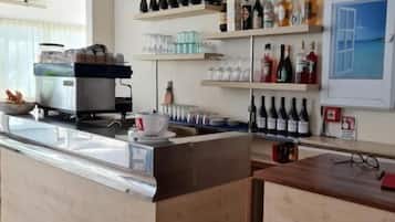 Classic-Doppel- oder -Zweibettzimmer | Bar (in der Unterkunft)