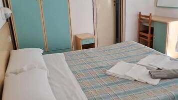 Doppia Classic | Una cassaforte in camera, una scrivania, tende oscuranti