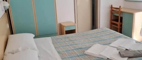 Chambre classique double | Coffre-fort, bureau, rideaux dâobscurcissement