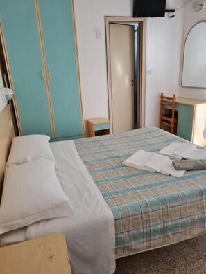 Classic Double Room | In-room safe, desk, blackout drapes, iron/ironing board - Hotel Marconi Miramare (Rimini)