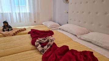 Una cassaforte in camera, una scrivania, tende oscuranti