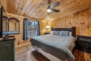 3 bedrooms, iron/ironing board, free WiFi, bed sheets - Charming Mountain Hideaway w/ Hot Tub (Sevierville)