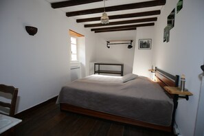 3 bedrooms, iron/ironing board, travel crib, free WiFi - Quiet vacation home / Gite in the heart of nature, LACROUZETTE SIDOBRE TARN (Lacrouzette)