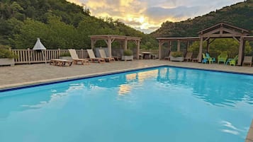 Piscina all'aperto, una piscina riscaldata