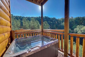 Outdoor spa tub - 15‑Bedroom Lodge with Arcade & Theater (Sevierville)