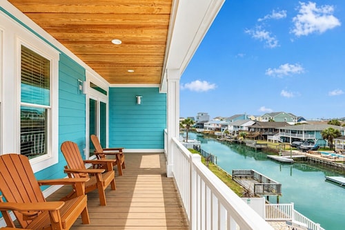 New 5BR Waterfront Home, Heated Pool-Spa, Elevator, Game Rm, 3min to the beach