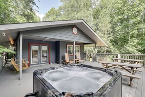 Outdoor dining - Wooded Family Retreat w/ Hot Tub & Games (Gatlinburg)