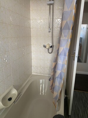 Shower, hair dryer, towels - No 48 - 3 Bedroom Heworth in York (York)