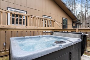 Outdoor spa tub - Delightful Modern Home w/ Hot Tub & Games (Gatlinburg)
