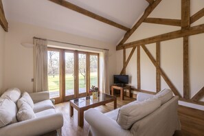 Smart TV - Church Farm Cottage - sleeps 2 guests  in 1 bedroom (Northmoor)
