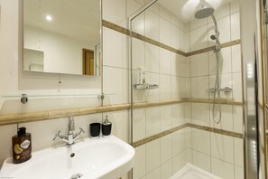 Shower, hair dryer - Church Farm Cottage - sleeps 2 guests  in 1 bedroom (Northmoor)